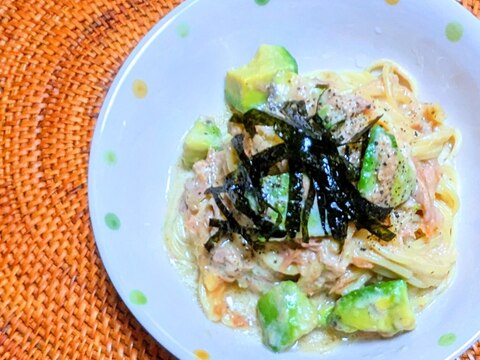 ツナとアボカドとベビーチーズの和風パスタ